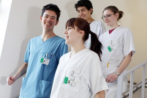 Vier junge Freiwillige in einer pflegerischen Einrichtung